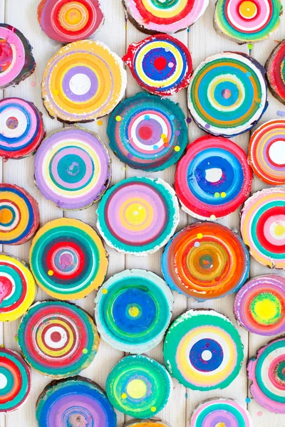 Ahşap güdük. Yuvarlak kesilmiş yıllık halkalar ile ağaç ahşap doku olarak aşağı. Renkli ahşap leke rengi.