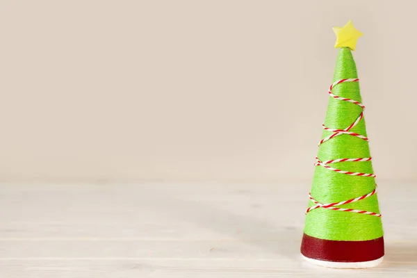 Alternatieve Kerstboom Kegels Kerstboom Gemaakt Van Wol Garen Kerstboom Versierd — Stockfoto
