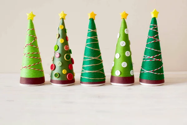 他のクリスマス ツリーの円錐形 スレッドと糸で作ったクリスマス ツリー ボタンでクリスマス ツリーが飾られました 手作りのツリー — ストック写真