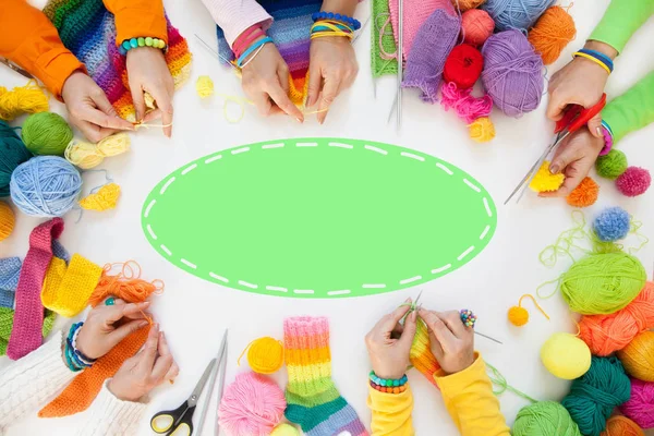 Vrouwen Haken Breien Van Gekleurde Garens Van Bovenaf Bekijken — Stockfoto