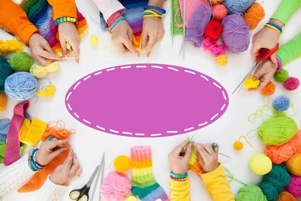 Mujeres Ganchillo Tejer Partir Hilo Colores Vista Desde Arriba —  Fotos de Stock