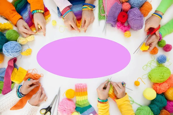 Vrouwen Haken Breien Van Gekleurde Garens Van Bovenaf Bekijken — Stockfoto