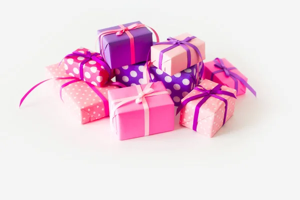 Farbige Geschenkboxen Mit Bunten Bändern Weißer Hintergrund Geschenke Zum Valentinstag — Stockfoto