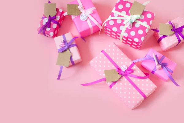Χρωματισμένα Κιβώτια Δώρων Πολύχρωμες Κορδέλες Ροζ Φόντο Δώρα Για Του — Φωτογραφία Αρχείου