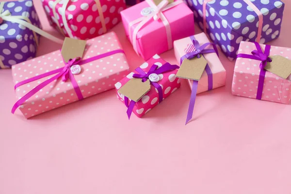 Farbige Geschenkboxen Mit Bunten Bändern — Stockfoto