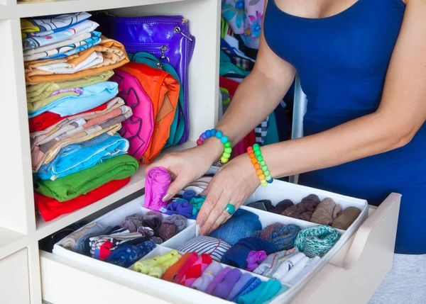 Ropa Cuidadosamente Doblada Con Accesorios Cómoda — Foto de Stock