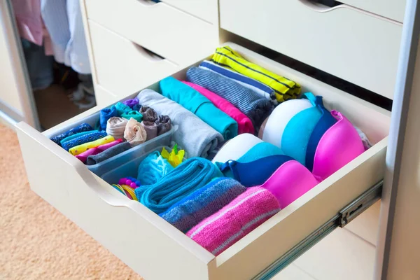 Çekmeceli aksesuarları ile düzgünce katlanmış giyim