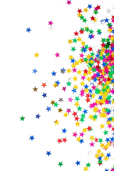Yıldız renkli konfeti. Beyaz arka plan. Çerçeve konfeti.