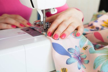 Dikiş makinesi kadına diker. Dolap craftswomen ve seamstresses. Dokular ile atölye çalışması.