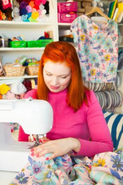 Dikiş makinesi kadına diker. Dolap craftswomen ve seamstresses. Dokular ile atölye çalışması.