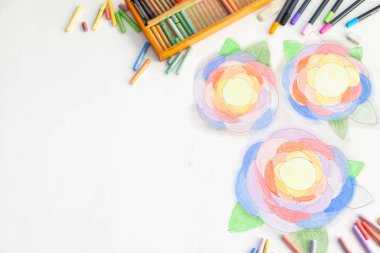 Çiçekler pastel ile çizilmiş sanat. Kalem, işaretleri ve beyaz bir arka plan üzerinde sanatçının eller.