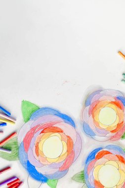 Çiçekler pastel ile çizilmiş sanat. Kalem, işaretleri ve beyaz bir arka plan üzerinde sanatçının eller.