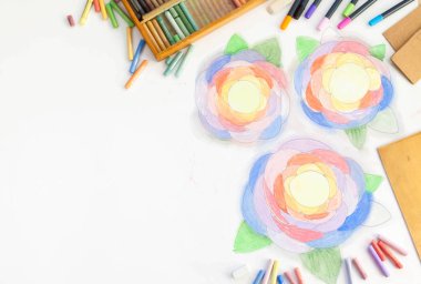 Çiçekler pastel ile çizilmiş sanat. Kalem, işaretleri ve beyaz bir arka plan üzerinde sanatçının eller.