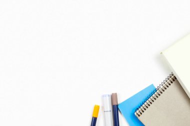 Parlak süs çiçek mandala işaretleri boyalı. Renkli Günlükler ve dizüstü bilgisayarlar. Beyaz arka plan. Yukarıdan görüntülemek.