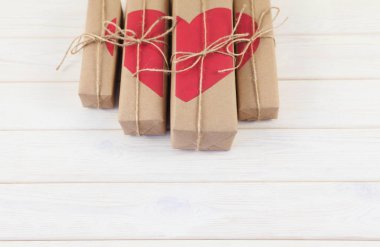 Hediye kutusu yürekleri. Kraft kağıt. Arka plan beyaz ahşap.