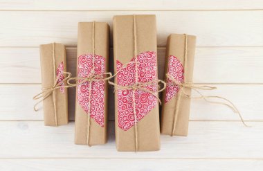 Hediye kutusu yürekleri. Kraft kağıt. Arka plan beyaz ahşap.