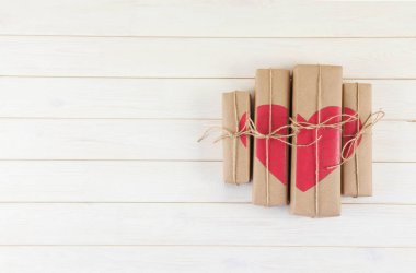 Hediye kutusu yürekleri. Kraft kağıt. Arka plan beyaz ahşap.