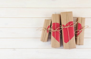 Hediye kutusu yürekleri. Kraft kağıt. Arka plan beyaz ahşap.