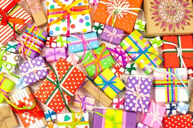 Renkli hediye kutuları renkli şeritler. Sarı arka plan. Noel veya doğum günü için hediyeler.