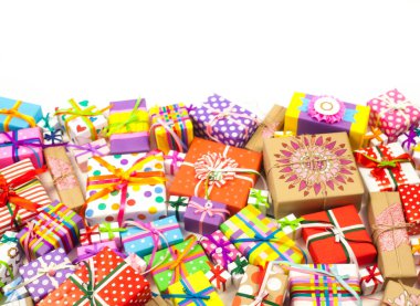 Renkli hediye kutuları renkli şeritler. Sarı arka plan. Noel veya doğum günü için hediyeler.