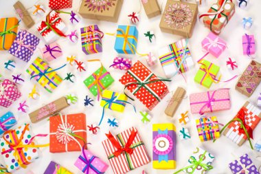 Renkli hediye kutuları renkli şeritler. Sarı arka plan. Noel veya doğum günü için hediyeler.