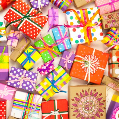 Renkli hediye kutuları renkli şeritler. Sarı arka plan. Noel veya doğum günü için hediyeler.