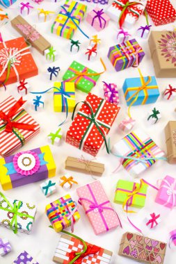 Renkli hediye kutuları renkli şeritler. Sarı arka plan. Noel veya doğum günü için hediyeler.