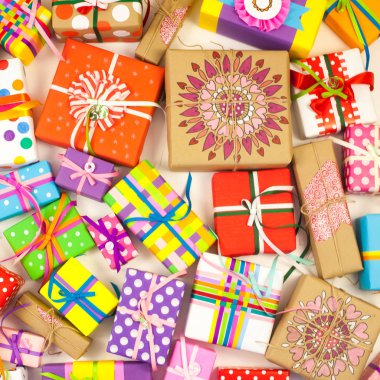 Renkli hediye kutuları renkli şeritler. Sarı arka plan. Noel veya doğum günü için hediyeler.