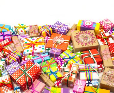 Renkli hediye kutuları renkli şeritler. Sarı arka plan. Noel veya doğum günü için hediyeler.