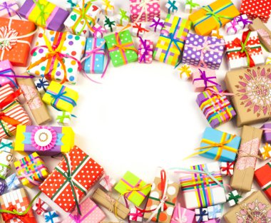 Renkli hediye kutuları renkli şeritler. Sarı arka plan. Noel veya doğum günü için hediyeler.