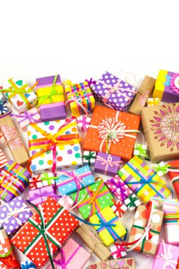 Renkli hediye kutuları renkli şeritler. Sarı arka plan. Noel veya doğum günü için hediyeler.