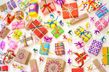 Renkli hediye kutuları renkli şeritler. Sarı arka plan. Noel veya doğum günü için hediyeler.