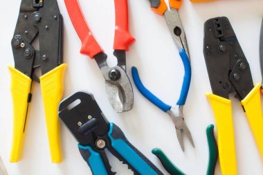 Beyaz arka plan üzerinde üstten görünüm araç kümesi