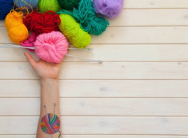 Skeins Colored Yarn Background White Wood Knitting Needles — Stock Photo, Image