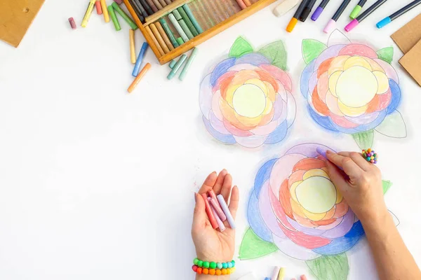 Flores Dibujadas Arte Con Pasteles Lápiz Marcadores Manos Del Artista —  Fotos de Stock