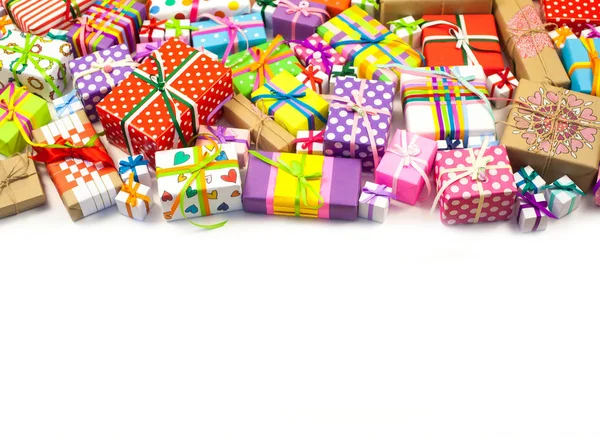 Kolorowe Pudełka Kolorowymi Wstążkami Żółte Tło Prezenty Boże Narodzenie Urodziny — Zdjęcie stockowe
