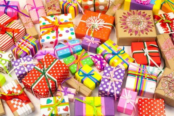 Gekleurde Geschenkdozen Met Kleurrijke Linten Gele Achtergrond Cadeaus Voor Kerstmis — Stockfoto