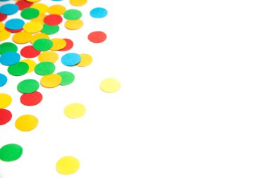 Beyaz bir arka plan üzerinde farklı renklerde konfeti dağınık. Festival konfeti. Parti için dekor.