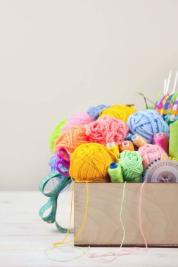 sepet ve aksesuarlar, ahşap masa üzerinde iğne işi