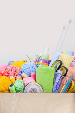 sepet ve aksesuarlar, ahşap masa üzerinde iğne işi