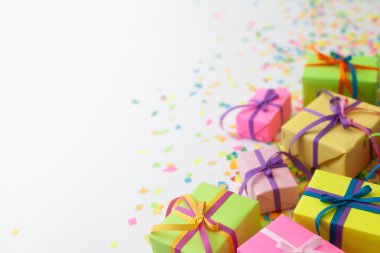 Renkli hediye kutuları renkli şeritler. Beyaz arka plan. Noel veya doğum günü için hediyeler.