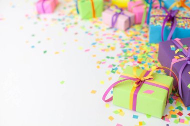 Renkli hediye kutuları renkli şeritler. Beyaz arka plan. Noel veya doğum günü için hediyeler.