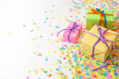 Renkli hediye kutuları renkli şeritler. Beyaz arka plan. Noel veya doğum günü için hediyeler.