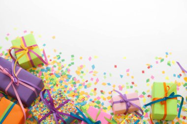 Renkli hediye kutuları renkli şeritler. Beyaz arka plan. Noel veya doğum günü için hediyeler.