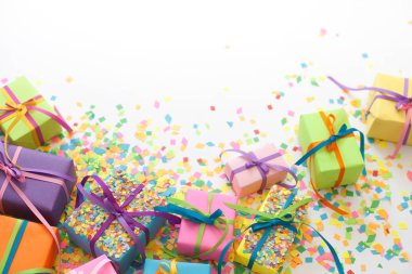 Renkli hediye kutuları renkli şeritler. Beyaz arka plan. Noel veya doğum günü için hediyeler.