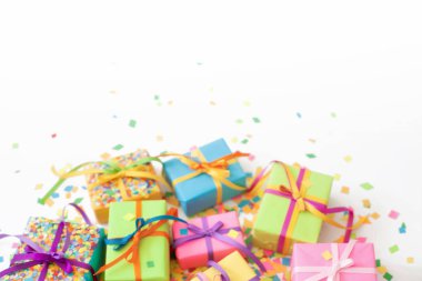 Renkli hediye kutuları renkli şeritler. Beyaz arka plan. Noel veya doğum günü için hediyeler.