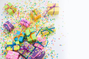 Renkli hediye kutuları renkli şeritler. Beyaz arka plan. Noel veya doğum günü için hediyeler.