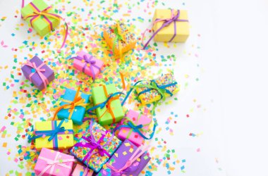 Renkli hediye kutuları renkli şeritler. Beyaz arka plan. Noel veya doğum günü için hediyeler.