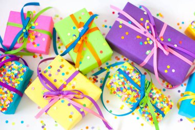 Renkli hediye kutuları renkli şeritler. Beyaz arka plan. Noel veya doğum günü için hediyeler.