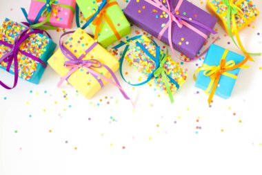 Renkli hediye kutuları renkli şeritler. Beyaz arka plan. Noel veya doğum günü için hediyeler.